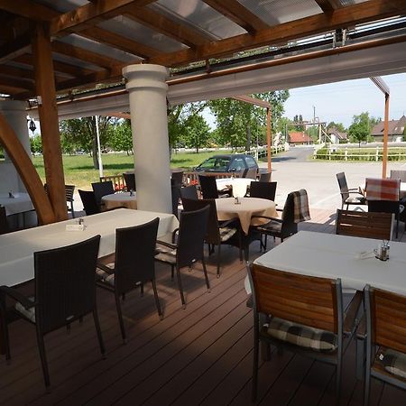 시오포크 Piroska Csarda Es Panzio B&B 외부 사진