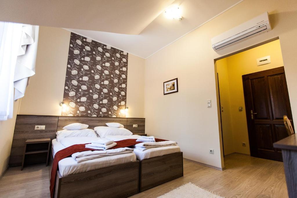 시오포크 Piroska Csarda Es Panzio B&B 객실 사진