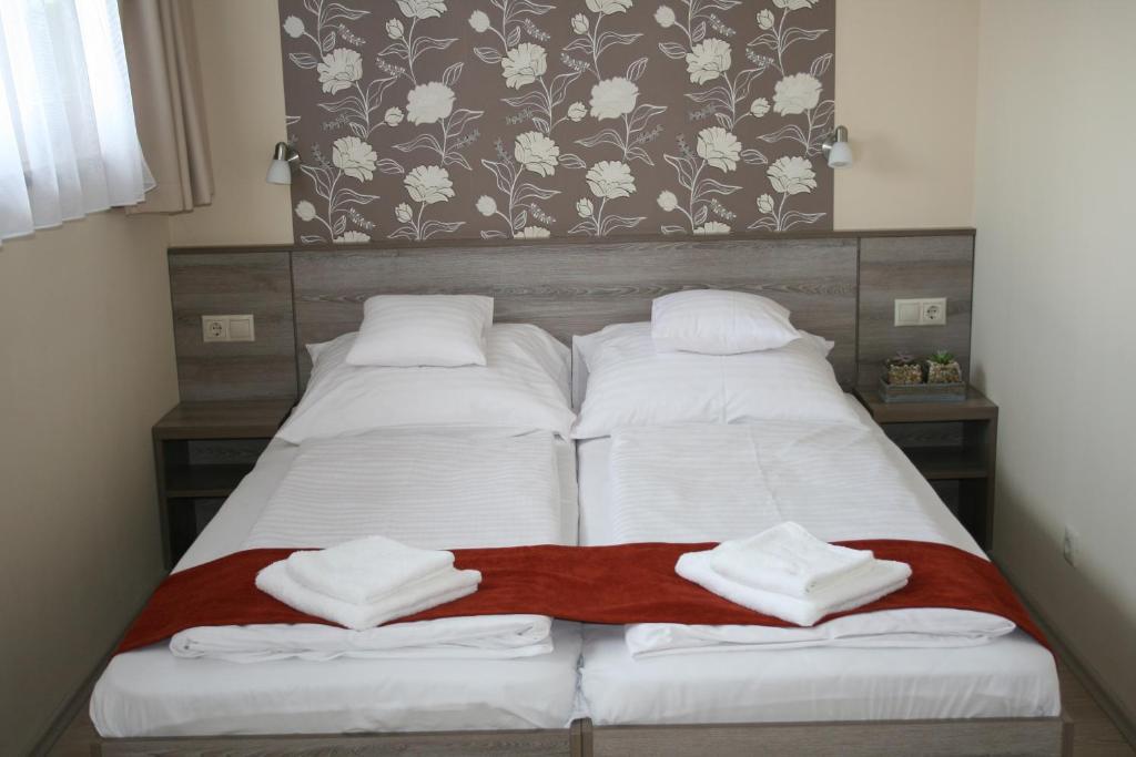 시오포크 Piroska Csarda Es Panzio B&B 외부 사진