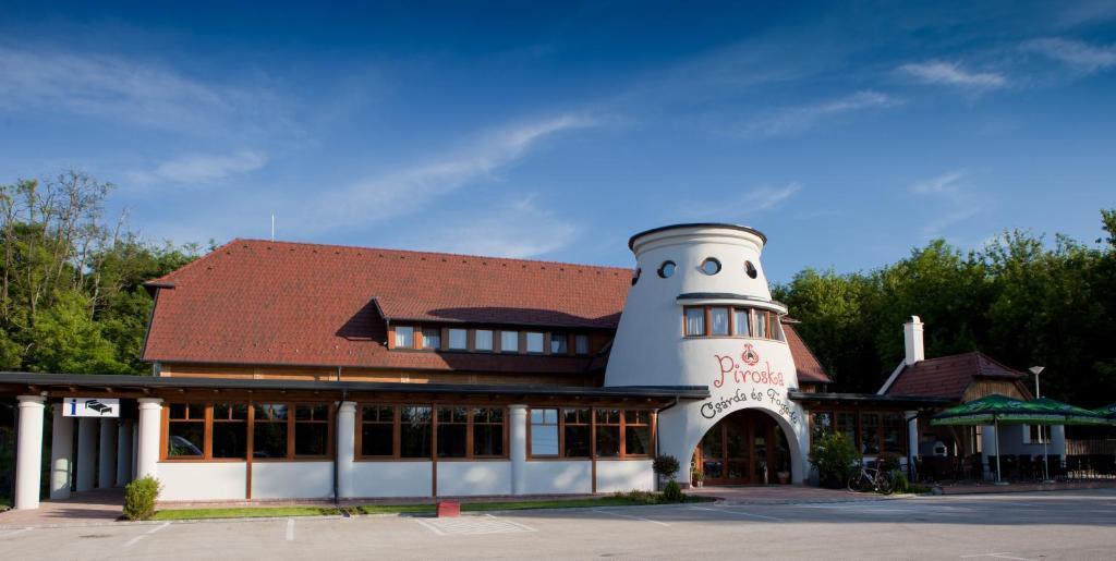 시오포크 Piroska Csarda Es Panzio B&B 외부 사진